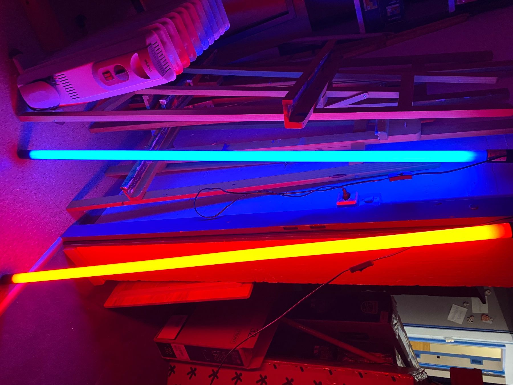 Tutte le decorazioni: Neonröhren Set blau und rot – Usato da Rüti ZH venduto da Holland8