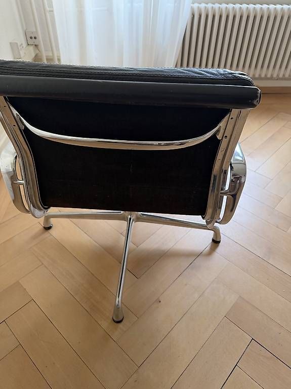 Chaises: Eames Soft Pad EA208 Leder asphalt – D'occasion à Zollikerberg par ats_df5f 1