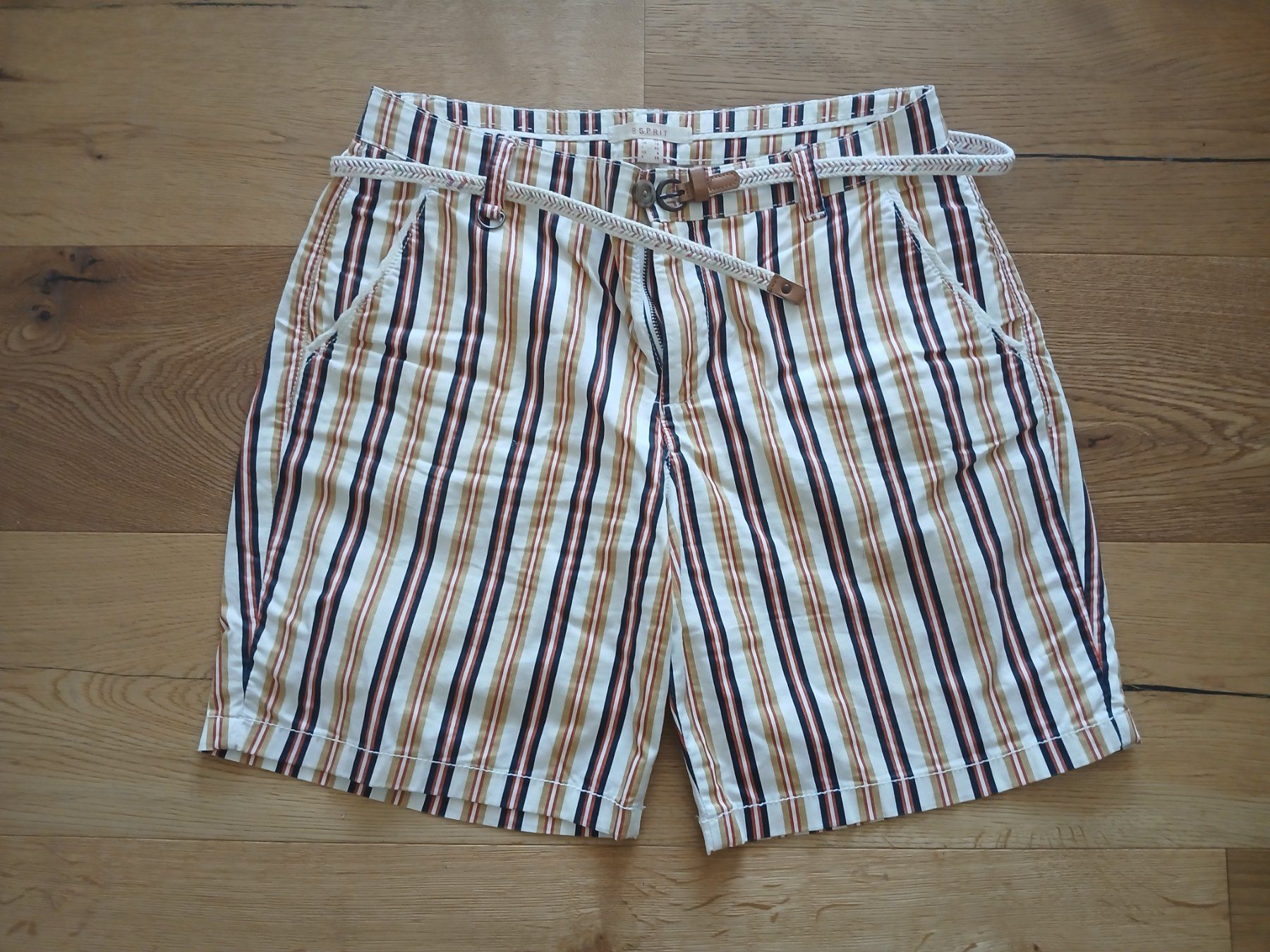 Esprit Pantalons: Pantaloni corti Esprit – D'occasion à Baar par fla_v78d