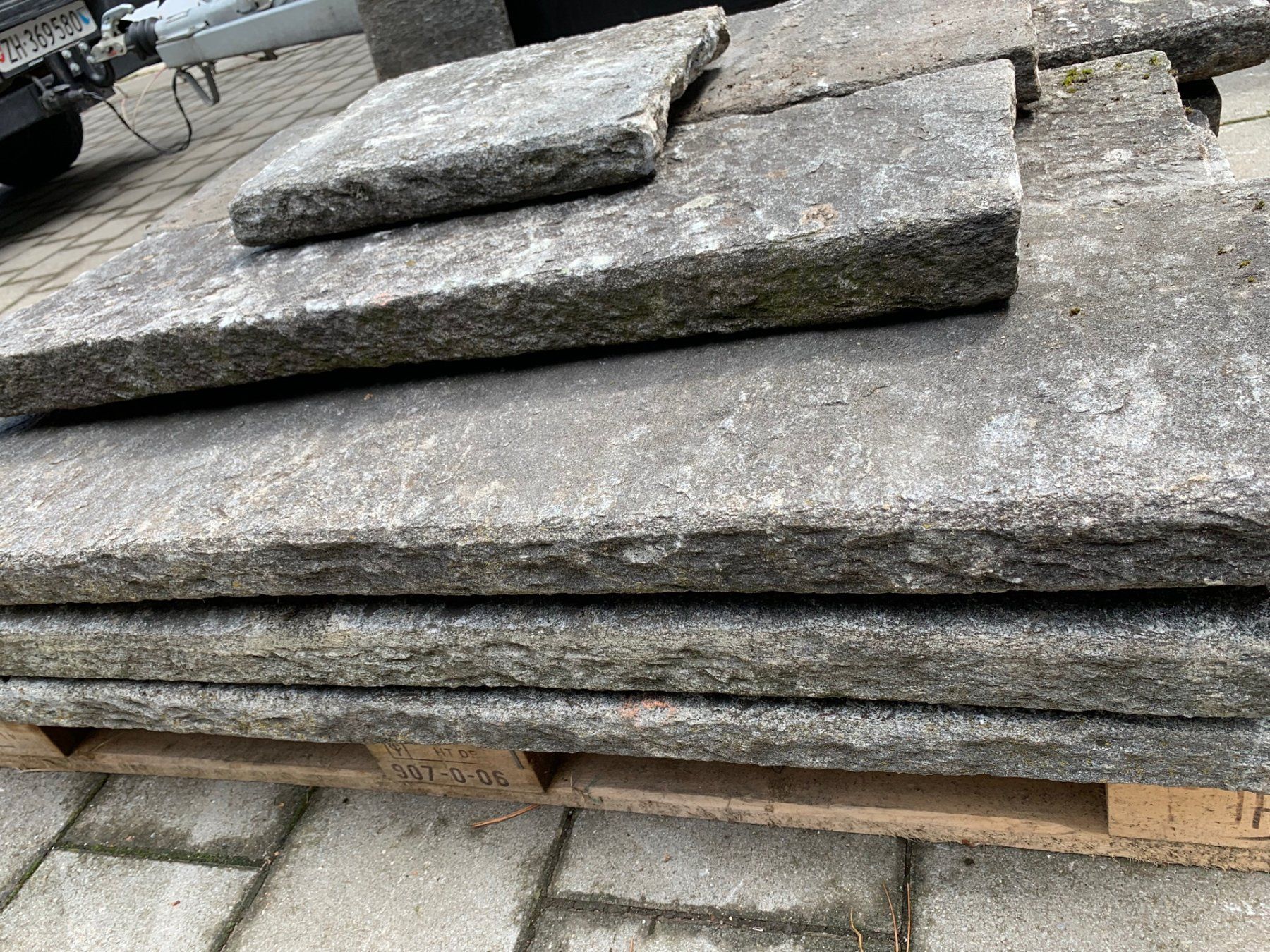 Bodenbeläge: 12 Stück Granit Platten Mauerabdeckplatten Natursteinplatten – Gebraucht aus Wallisellen von  3