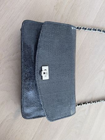 Schicke Handtasche mit Kette für den Ausgang!