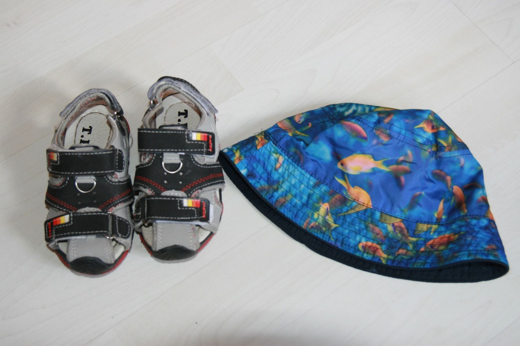 Scarpe per ragazzi: Sandalen Gr. 26 und Sommerhut – Usato da Fislisbach venduto da lorgli