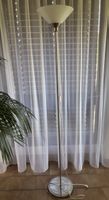 Stehleuchte Metall mit weissem Leuchtenschirm aus Glas
