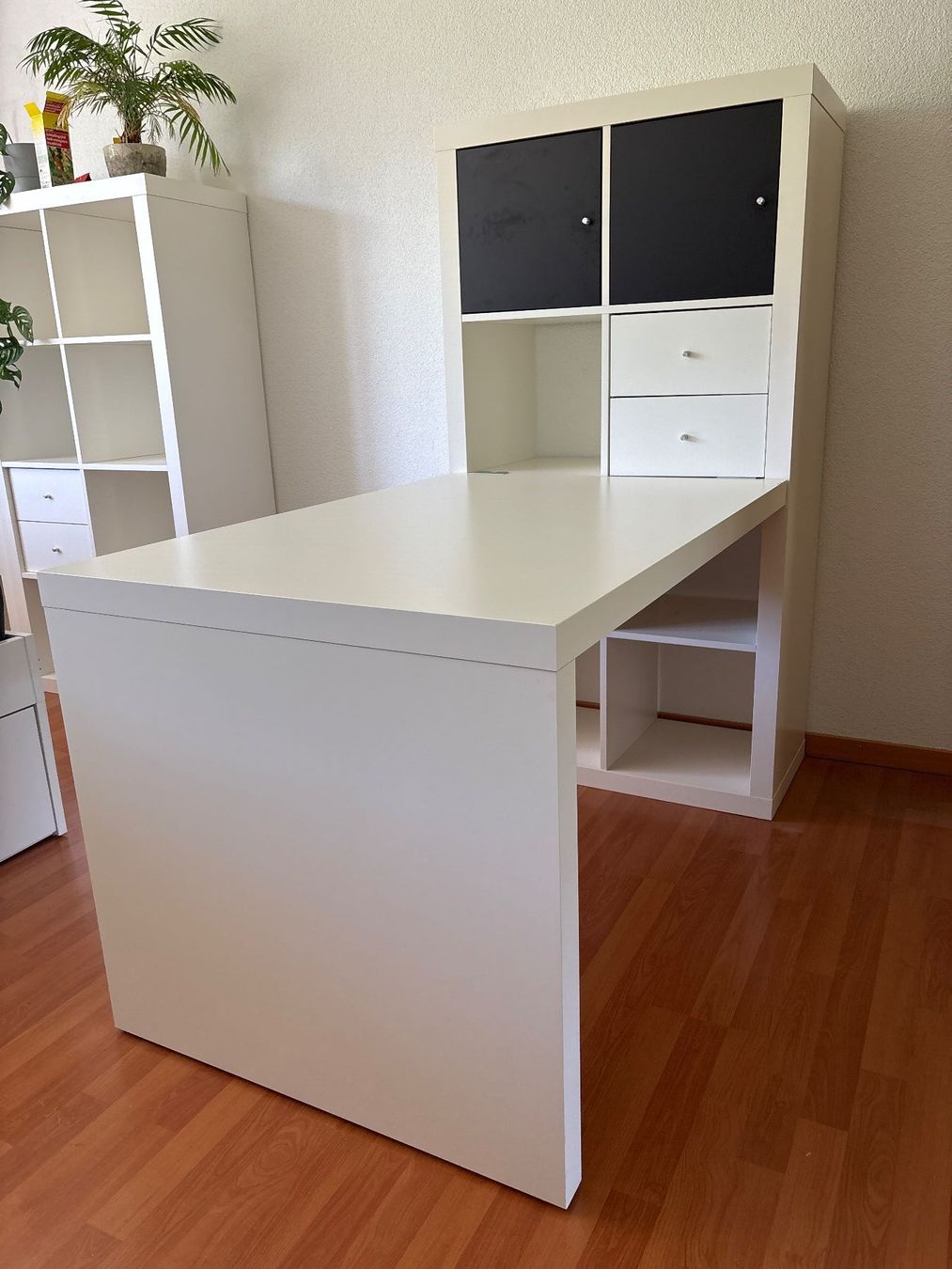 Ikea Scrivanie: Ikea Kallax mit Pult / Schreibtisch – Usato da Sattel venduto da nat_g7f9