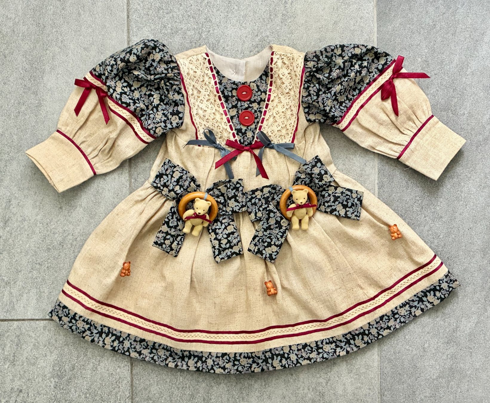 Bambole: Vintage Bären-Puppenkleid mit Strohhut – Usato da Kloten venduto da Nephty 1