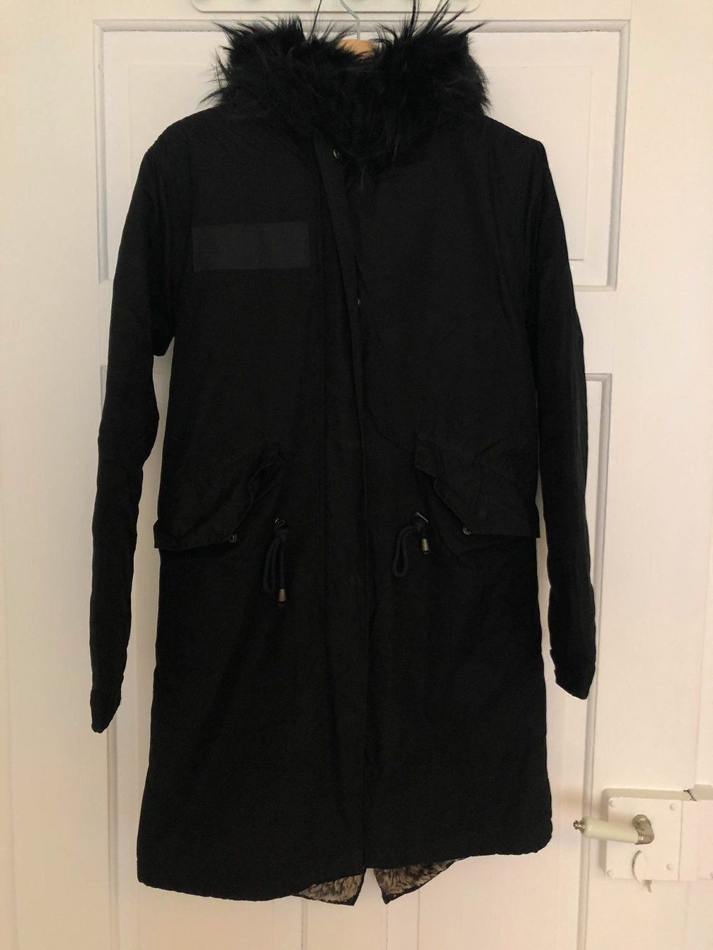 Cappotti: Schwarzer Kapuzenparka von WittyKnitters – Usato da Zürich venduto da MakasoZH