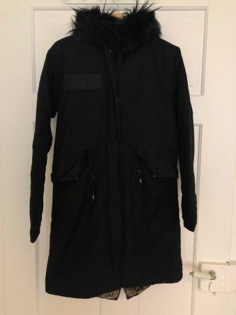 Schwarzer Kapuzenparka von WittyKnitters