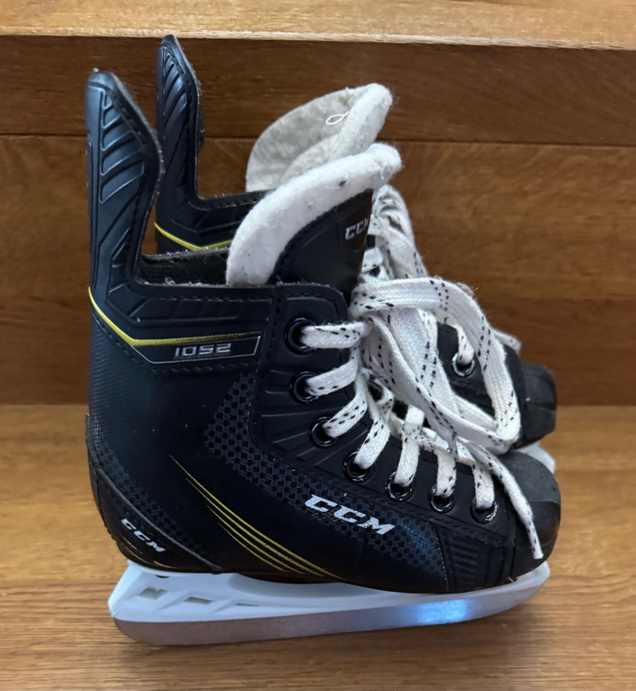 Ccm Pattini da ghiaccio: CCM Schlittschuhe in Gr. 27 – Usato da Herzogenbuchsee venduto da zukerka 2