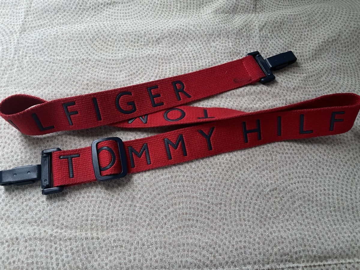 Tommy Hilfiger Sonstige Kleidung & Accessoires: Tommy Hilfiger Red Bag Strap 110 cm Adjustable – Gebraucht aus Oberwil BL von Stellochkas
