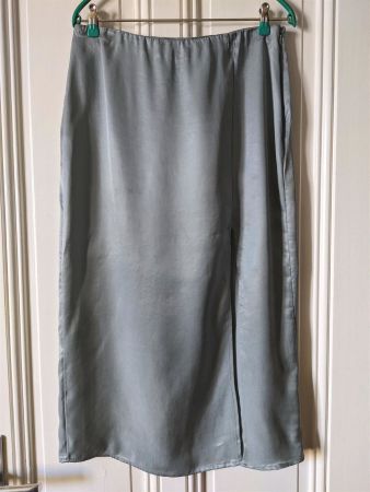 H&M : Jupe en satin vert d’eau 40-42