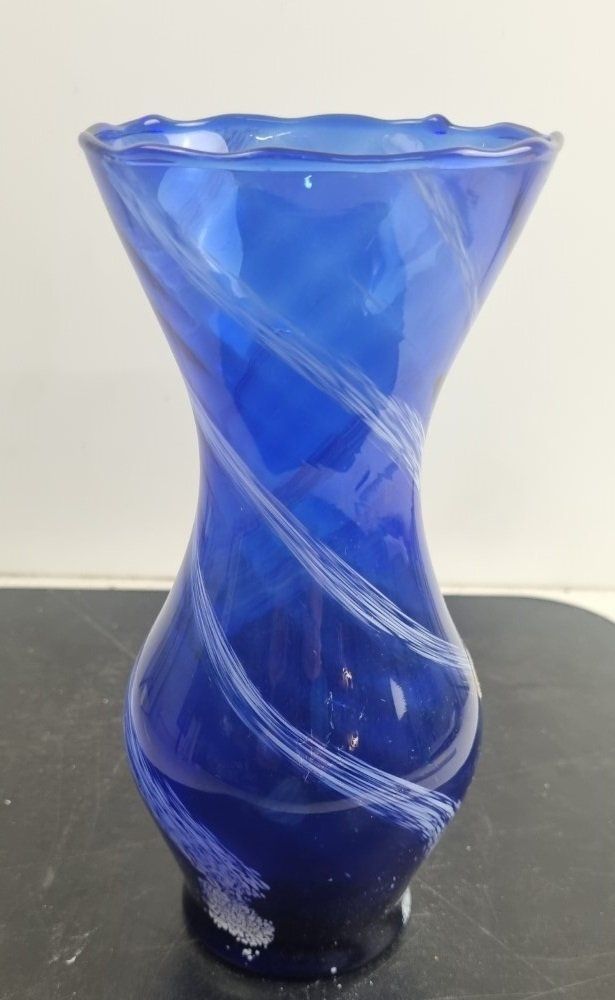 Vasen & Gefässe: Baluster Vase aus blauem Glas mit Lattimo Dekor – Gebraucht aus Flums von Flumsantik 2