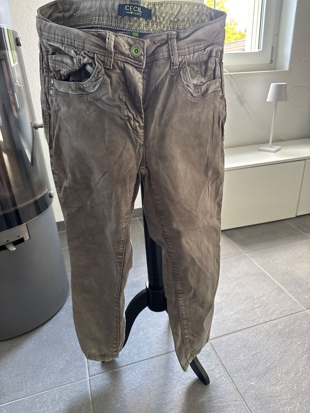Cecil Pantaloni: Cecil Damen Stoffhose Gr. 29, Khaki – Usato da Niederscherli venduto da Doene0