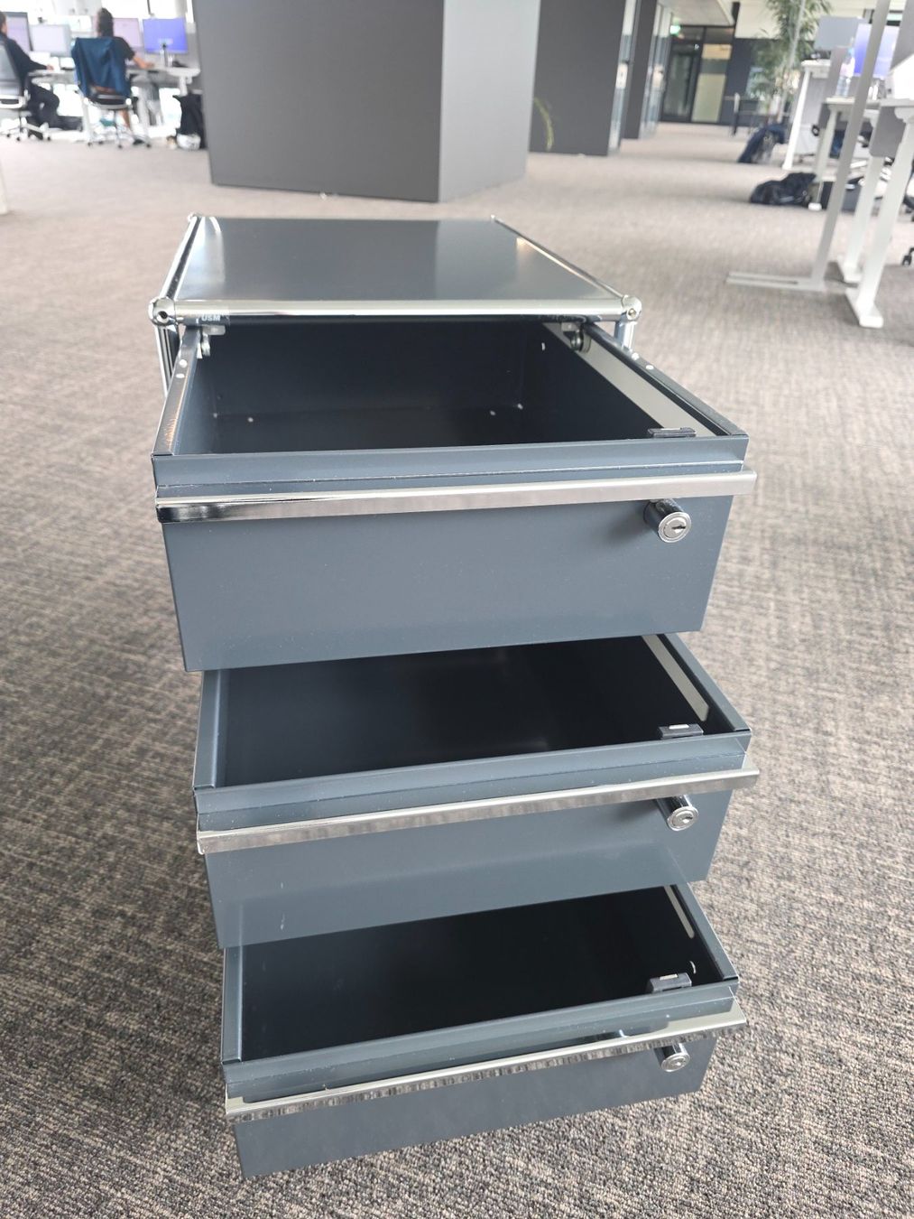 USM Cassettiere: USM Haller Rollcontainer / Schubladenschrank grau – Usato da Zürich venduto da ami_6gd6 3