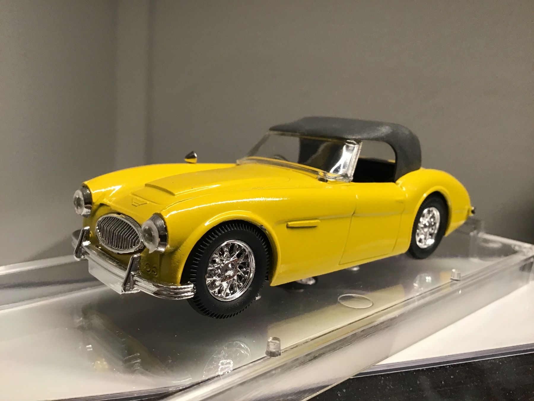 Modellini d'auto: Gelber Austin Healey Oldtimer als Miniatur 1:43 – Nuovo e nell'imballaggio originale da Männedorf venduto da Modell-Spezialisten