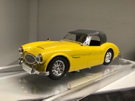Gelber Austin Healey Oldtimer als Miniatur 1:43