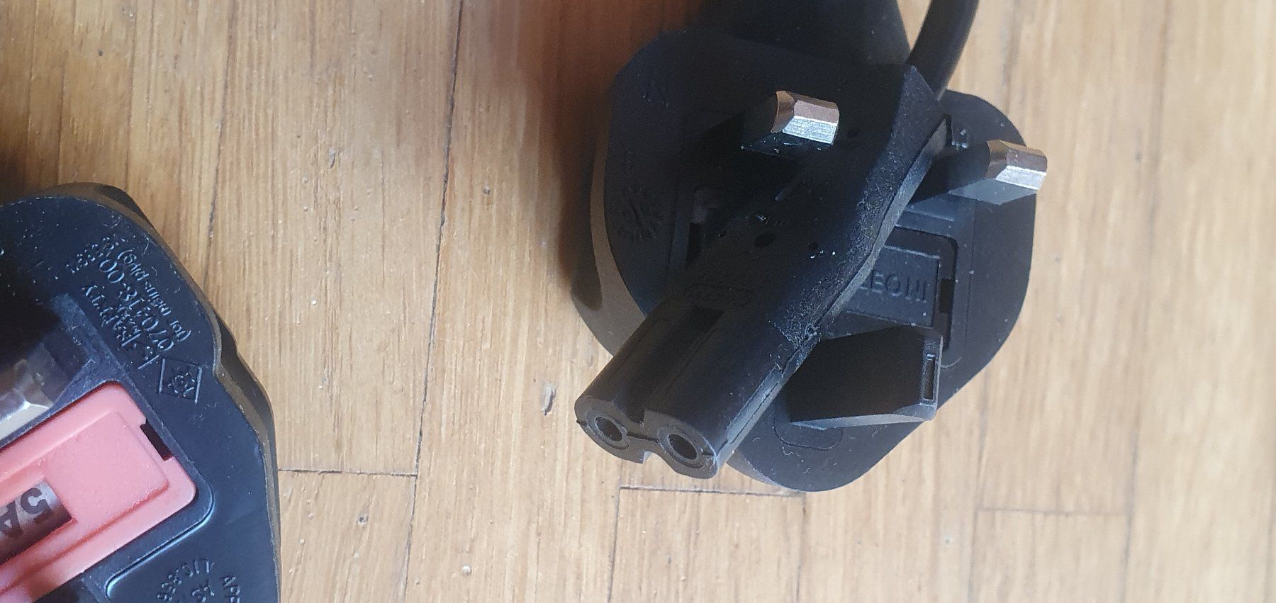 Cavi: Diverse Stromkabel mit Apparatestecker + FlachsteckerCH/D/GB – Usato da Schliern b. Köniz venduto da Evivo 3