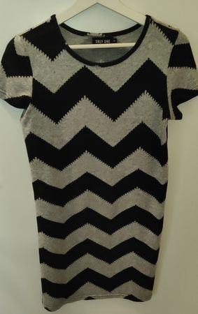 Schickes Only T-Shirt Kleid mit Zickzackmuster, Grösse xs