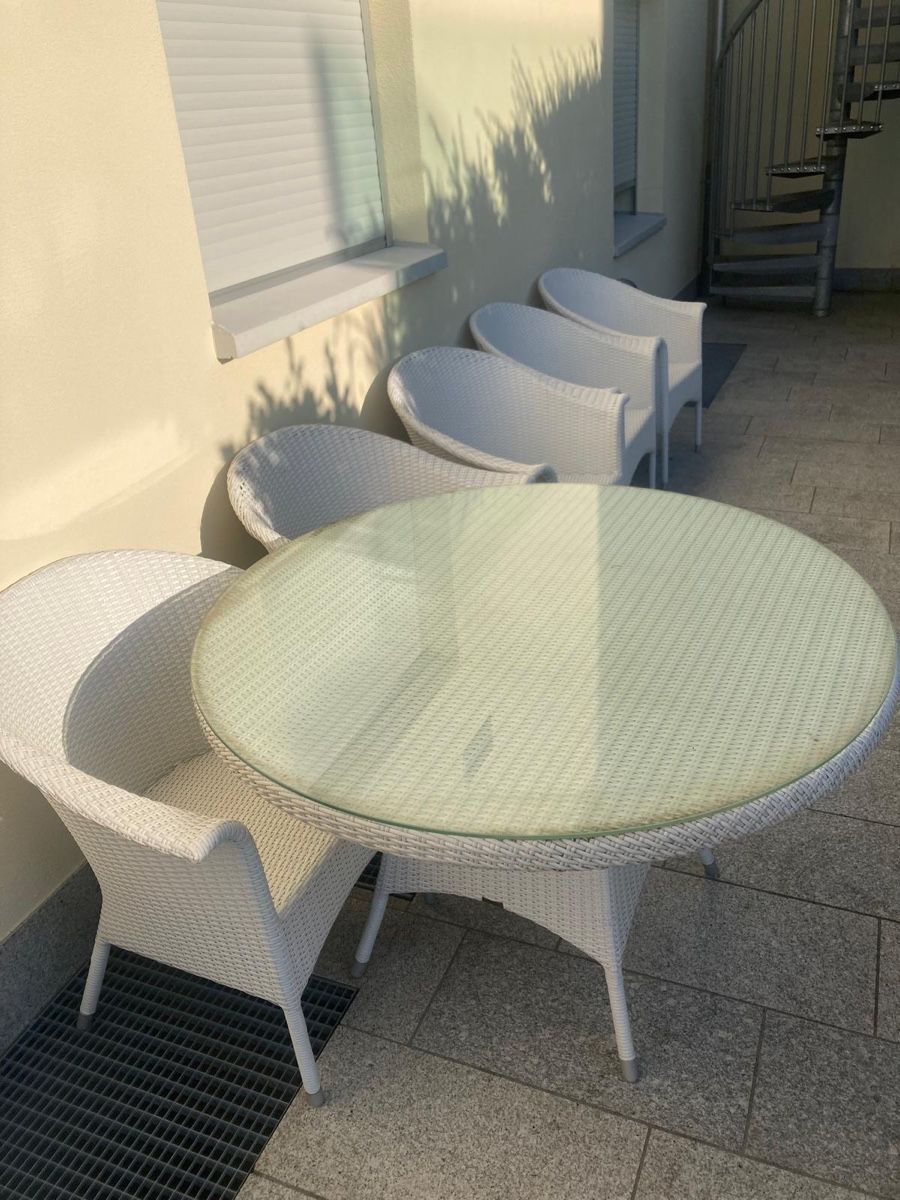 Set di tavolo e panche: Ratan Gartentisch mit Glasplatte inkl. 5 Stühle – Usato da Siebnen venduto da lau_8n5q