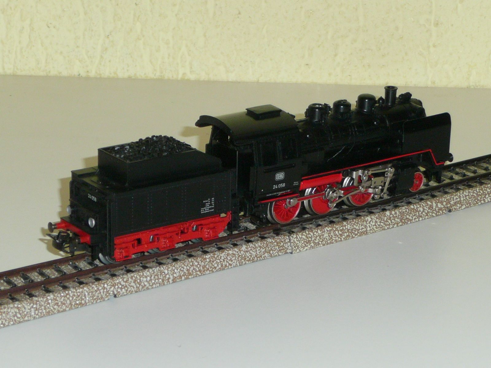 Märklin Modellini di ferrovie: Märklin " Dampflok mit Tender DB 24058 " – Usato da Kriens venduto da Taurus12 1