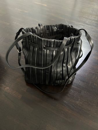 Handtasche Zara Schwarz Falten Beutel mit Magnetverschluss