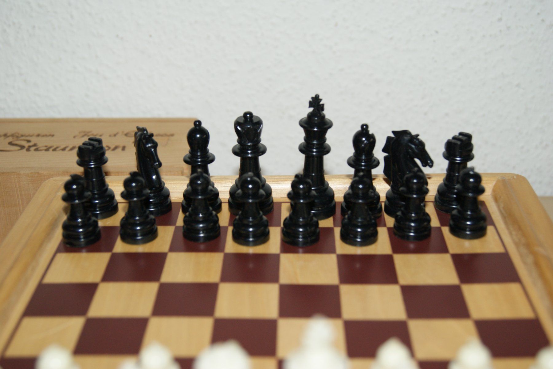 Giochi: Schachbrett-Box aus Holz mit Bakelit? Figuren – Usato da Zürich venduto da Widi1 4