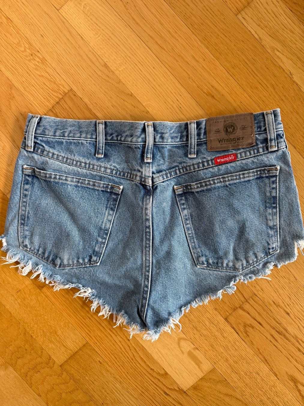 Wrangler Jeans: 3 Paar Jeansshorts – Usato da Chur venduto da Caroline__ 2