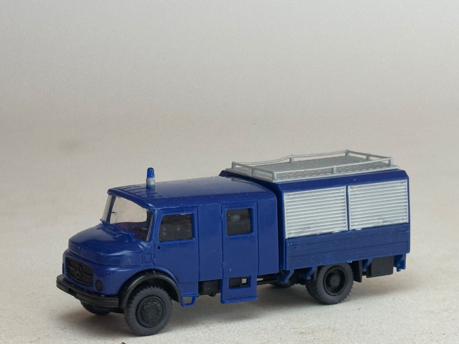 Preiser Modellini d'auto: VE1- Preiser Mercedes THW Rüstwagen – Usato da Elm venduto da Wikmtz