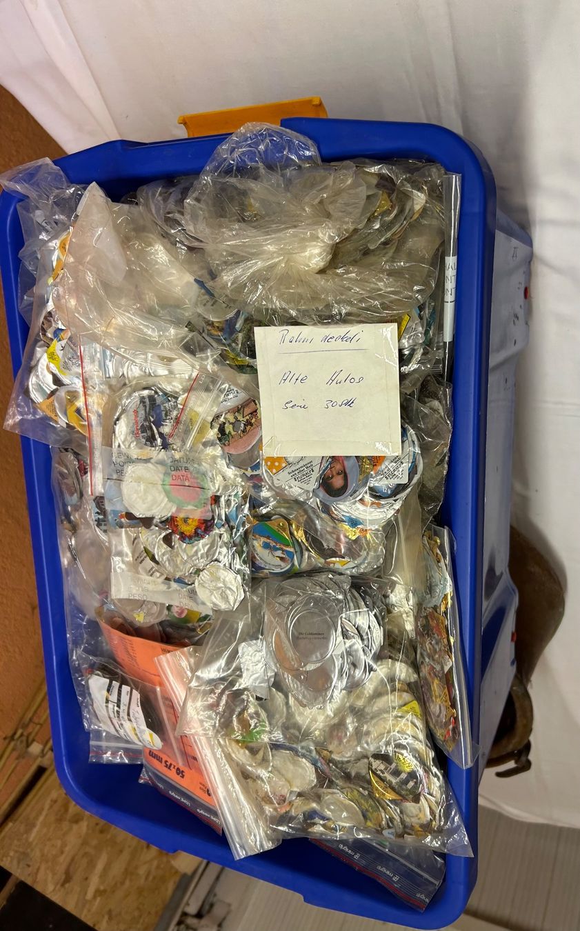 Coperchi dei cremini per caffè: Kaffeerahmdeckeli ca. 11 Kg – Usato da Reinach AG venduto da Polarstern1 2