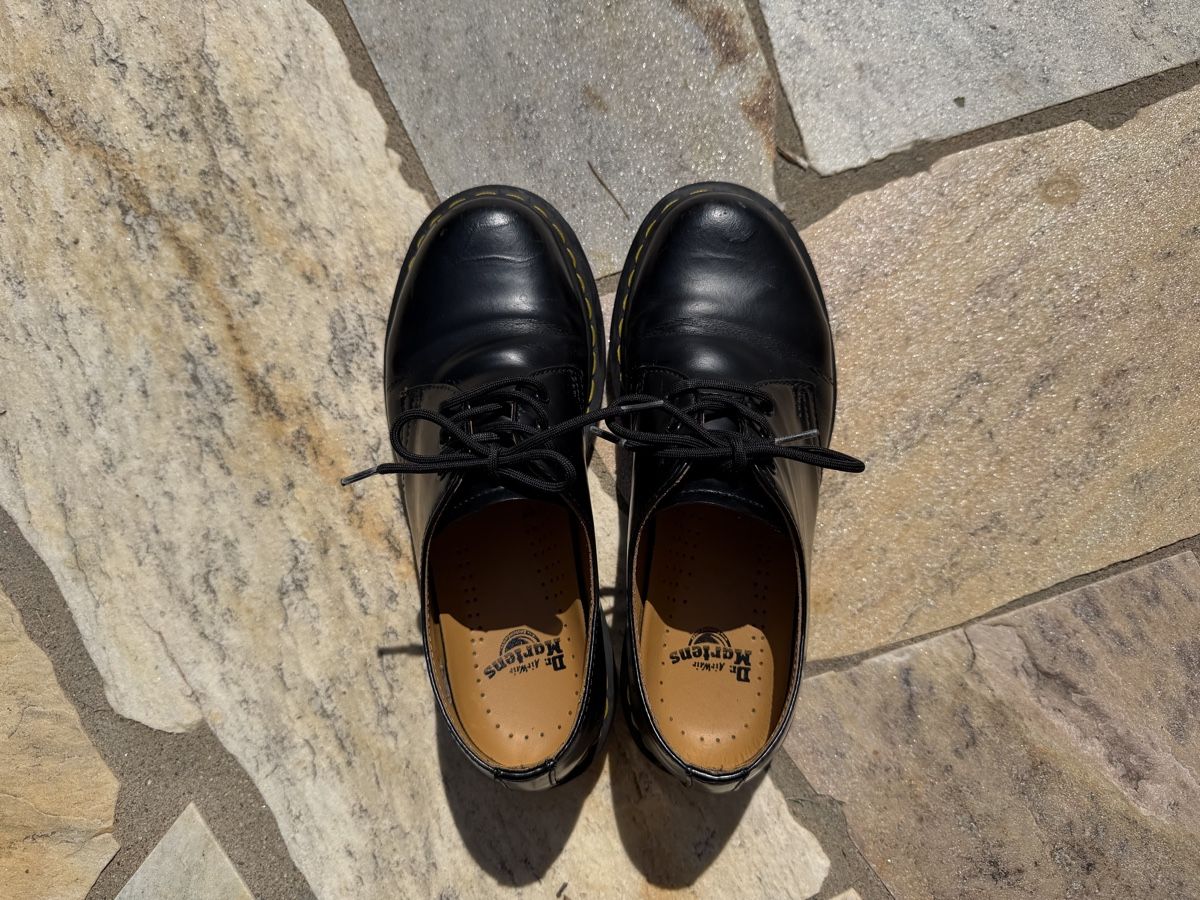 Dr. Martens Herrenschuhe: Dr. Martens basses noires, taille 38 – Gebraucht aus Founex von Hyrienne 2
