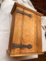 Holzbox mit Metallscharnieren antiker Zustand