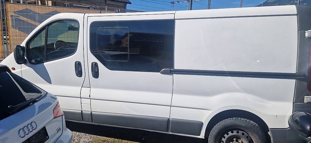 Nutzfahrzeuge: Opel vivaro Lang Version fix preis – Gebraucht aus Ziegelbrücke von arb_mvz9 2