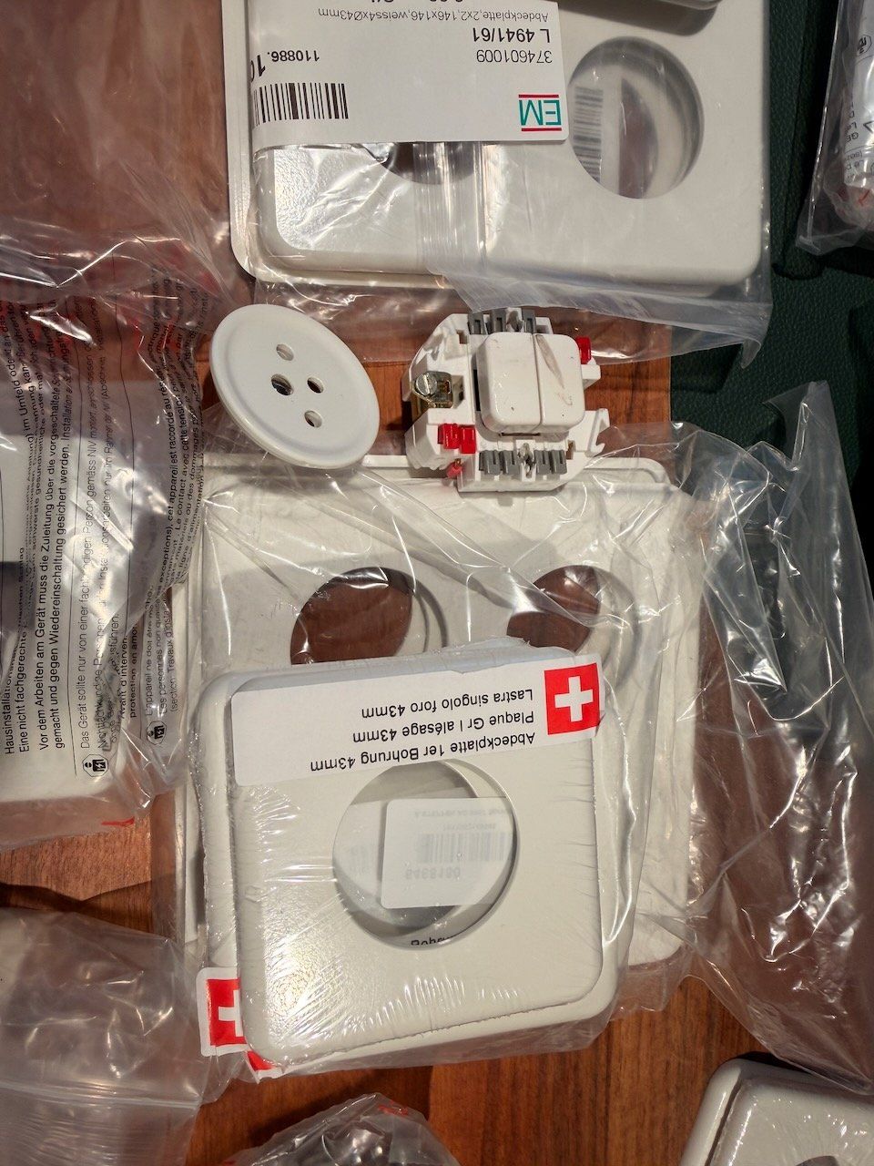 Feller Schalter: Konvolut Elektroinstallationsmaterial/(Schalter-)Abdeckungen – Neu und originalverpackt aus Niederrohrdorf von avo_b77d 1
