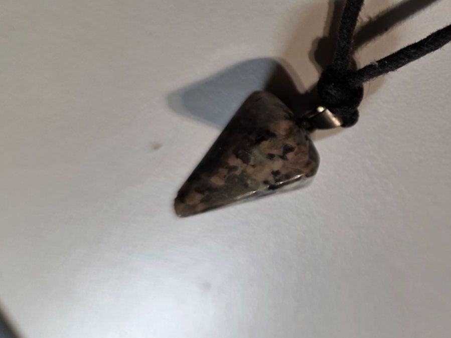 Ketten: Kette mit Pendel Pyramiden Stein 2 cm Halskette 76cm – Gebraucht aus Walterswil BE von Lonitti 1
