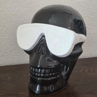 Schwarze Totenkopf-Figur mit weisser Brille 