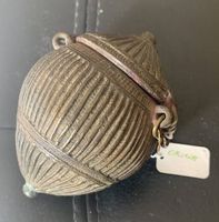 Antico contenitore indiano in bronzo