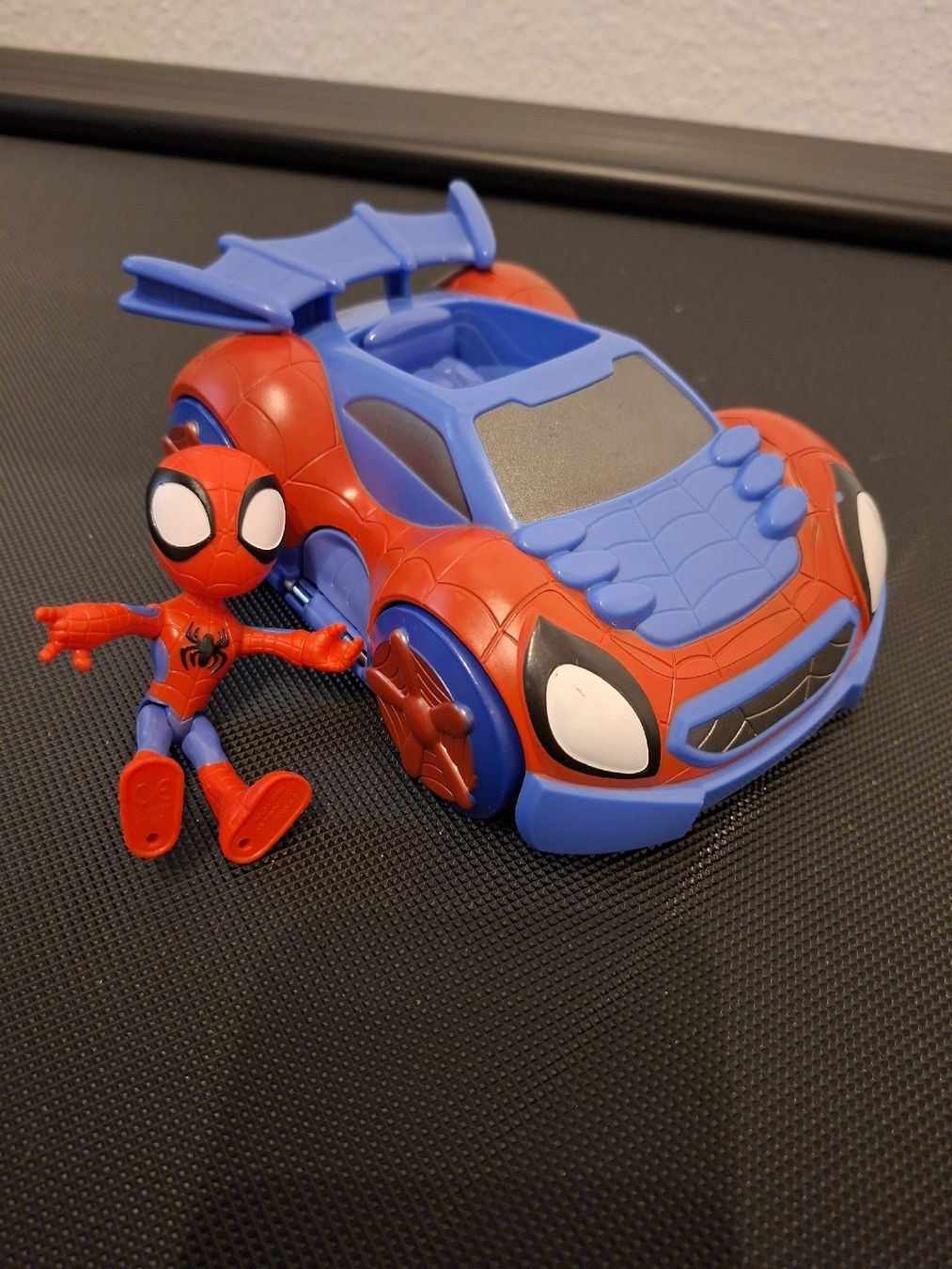 Spielzeuge: Spiderman Auto mit Figur Spielzeug – Gebraucht aus Winterthur von Ausmisten2026 1