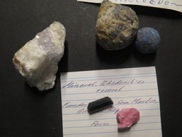 5 Mineralien, Rhodonit, Turmalin, Fluorit und zwei Geoden