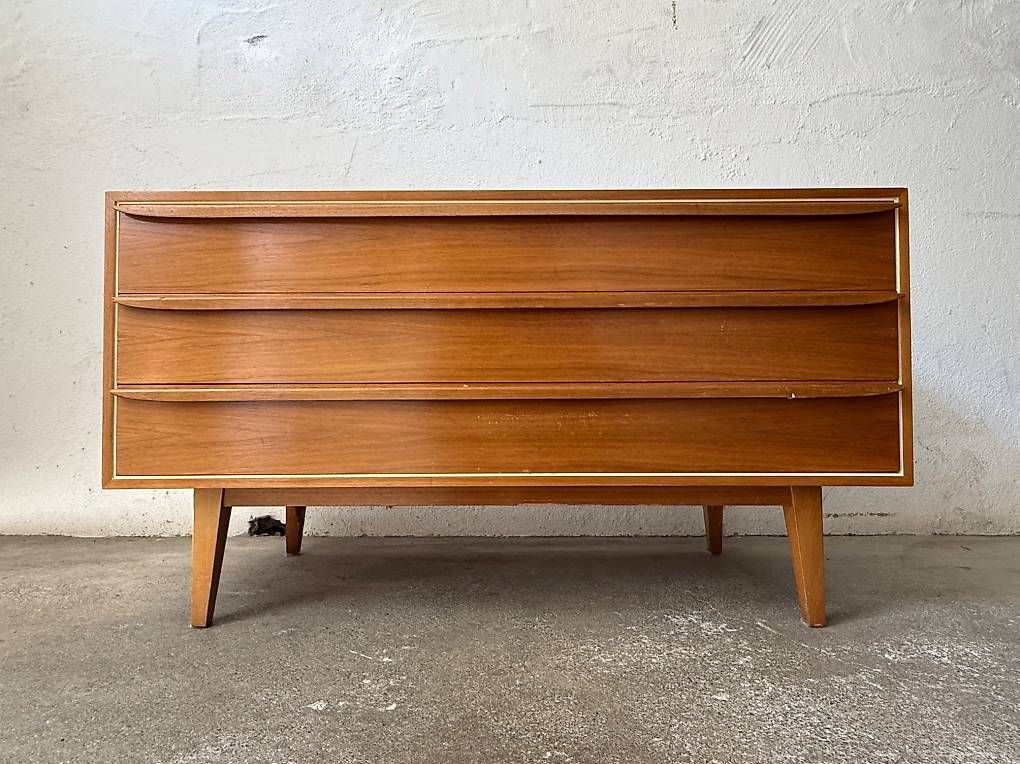 Commodes: Sideboard/Kommode Nussbaum 60er Jahre – D'occasion à Winterthur par bin_y5kb