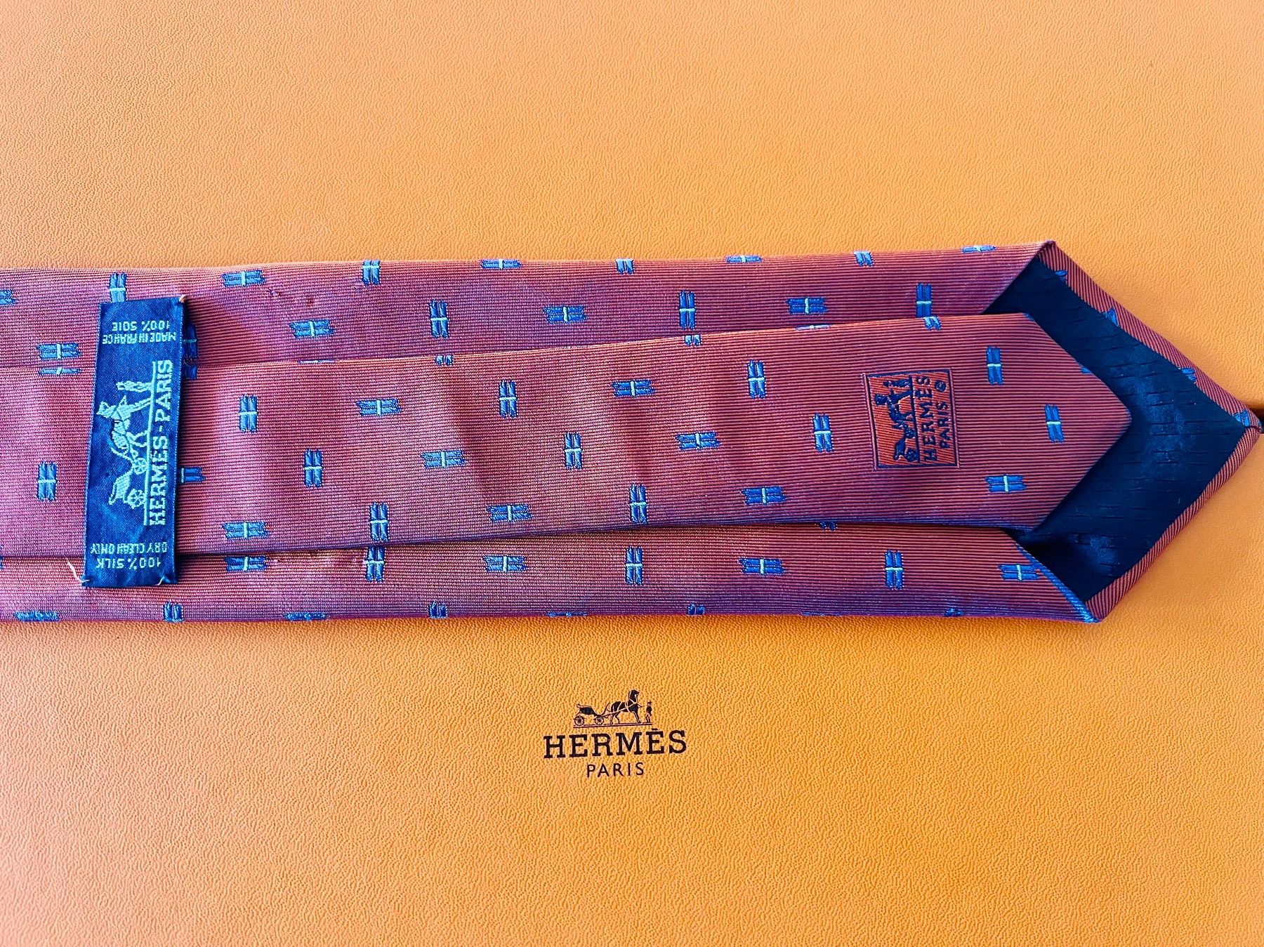 Hermès Cravates: Cravate HERMES-Paris „Purple Dynamite“ - avec box original – Neuf (Voir description) à Le Mont-sur-Lausanne par luxurylover 2