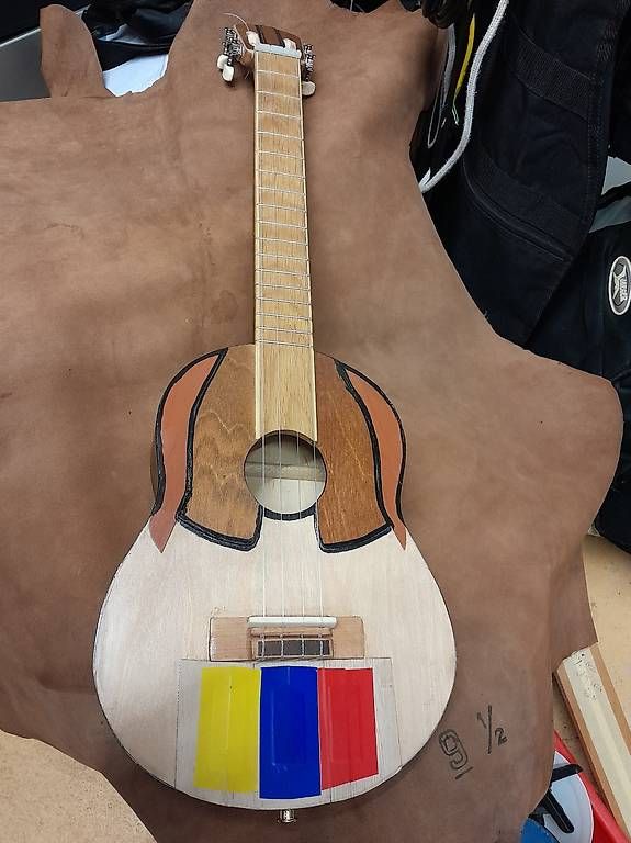 Instruments de musique: Cuatro Venezolano avec jack – D'occasion à Lausanne par EdwinBOSU 2