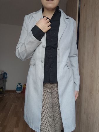 Elegant women's coat, size 34-36. Perfect for spring