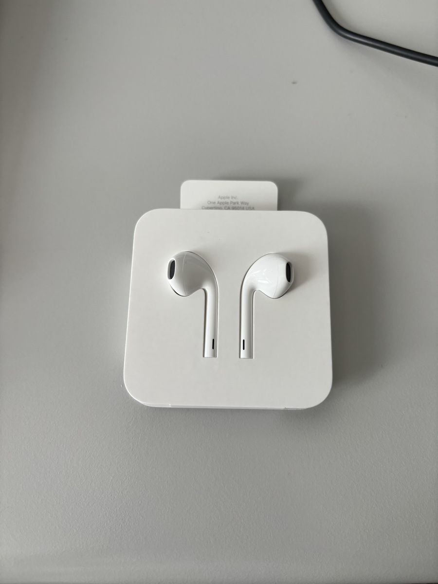 Apple Kopfhörer: EarPods Headphone Plug – Neu und originalverpackt aus Bern von Adriana2016