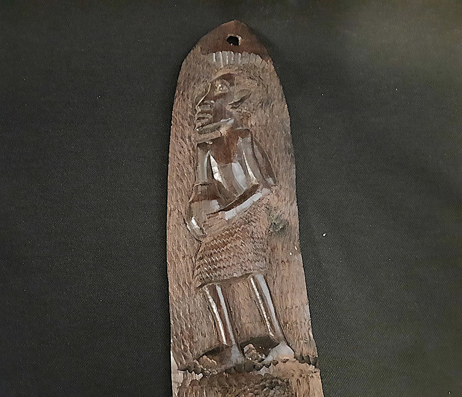 Skulpturen & Statuen: Afrikanisches Relief auf Ebenholz Schild – Gebraucht aus Beinwil am See von Restwert_Beinwil 5