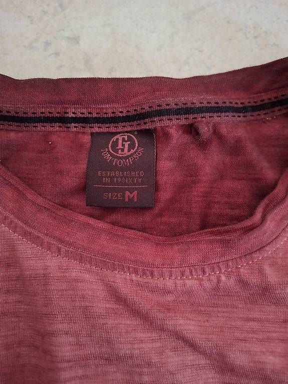 T-shirt: Rotes T-Shirt Tom Tompson – Nuovo (secondo la descrizione) da Gurzelen venduto da sim_rsz9 2