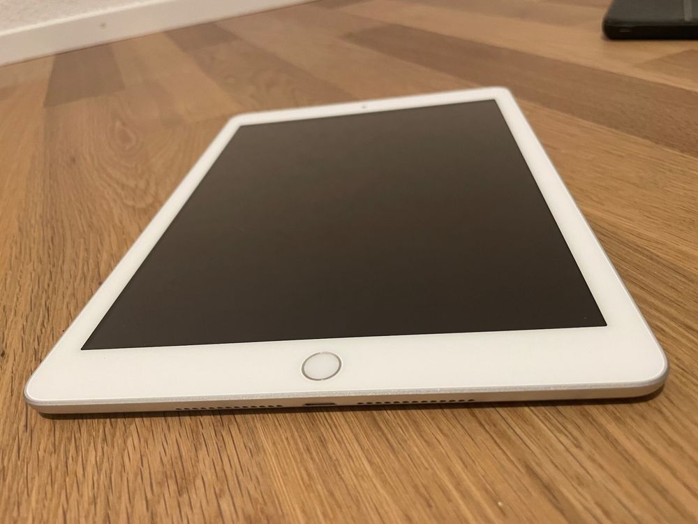 Apple iPad 6. Gen 32GB + 3 Hüllen (Logitech) (Gebraucht) in Dietikon ...