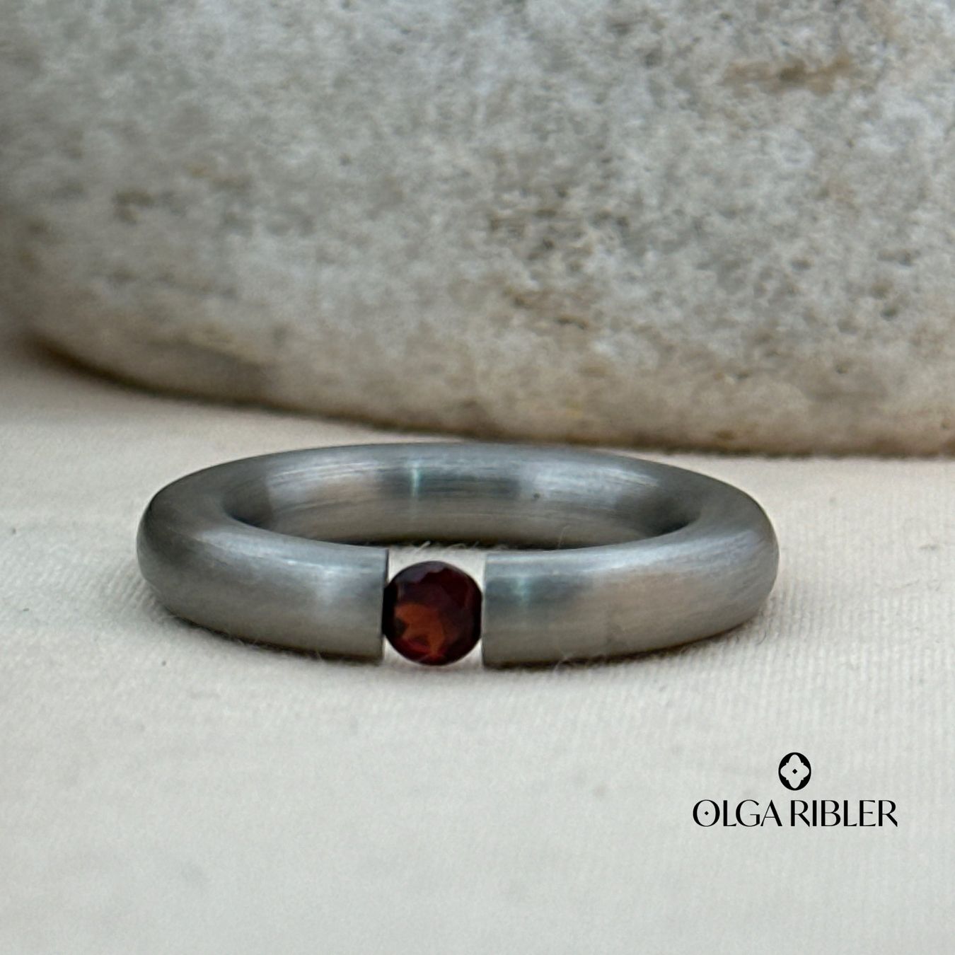 Olga Ribler Ringe: Edelstahl Pneu Ring mit Granate Ringgrösse 50 – Neu (gemäss Beschreibung) aus Luzern von Schmuckoutlet