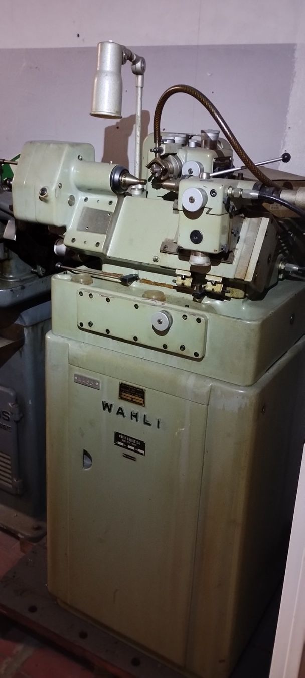 Tutte le macchine: Tailleuse de pignons Wahli 96 – Usato da Le Lieu venduto da Watch_Mike_Ing
