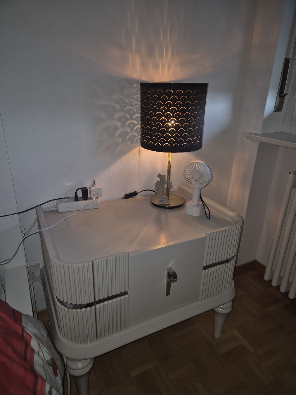 Tables de nuit: Nachttisch beige mit Schublade – D'occasion à Hombrechtikon par kso_8c5n