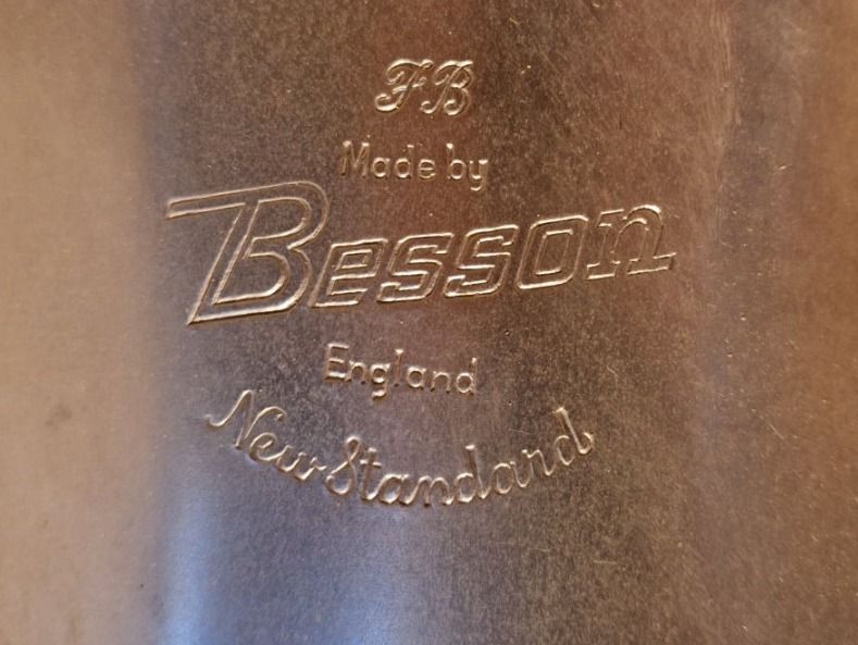 Besson Musikinstrumente: B-Tuba Besson mit Koffer – Gebraucht aus Buus von  1