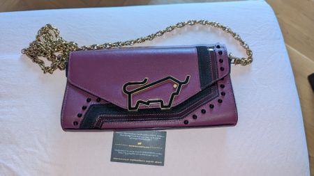 Umhängetasche Braun Büffel Leder bordeauxfarben mit Kette